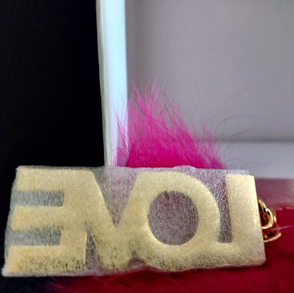 MICHAEL KORS ULTRA PINK FUR LOVE POM POM KEYCHAIN - Picture 4 of 9